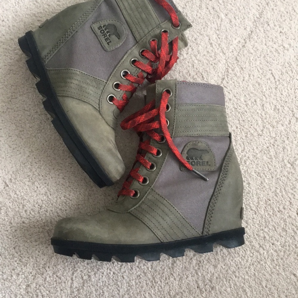Sorel Women's Green and Gray Boots with Red Laces